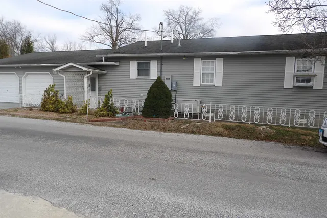 $185,000 | 832 West Raymond Street, Harrisburg, IL 62946