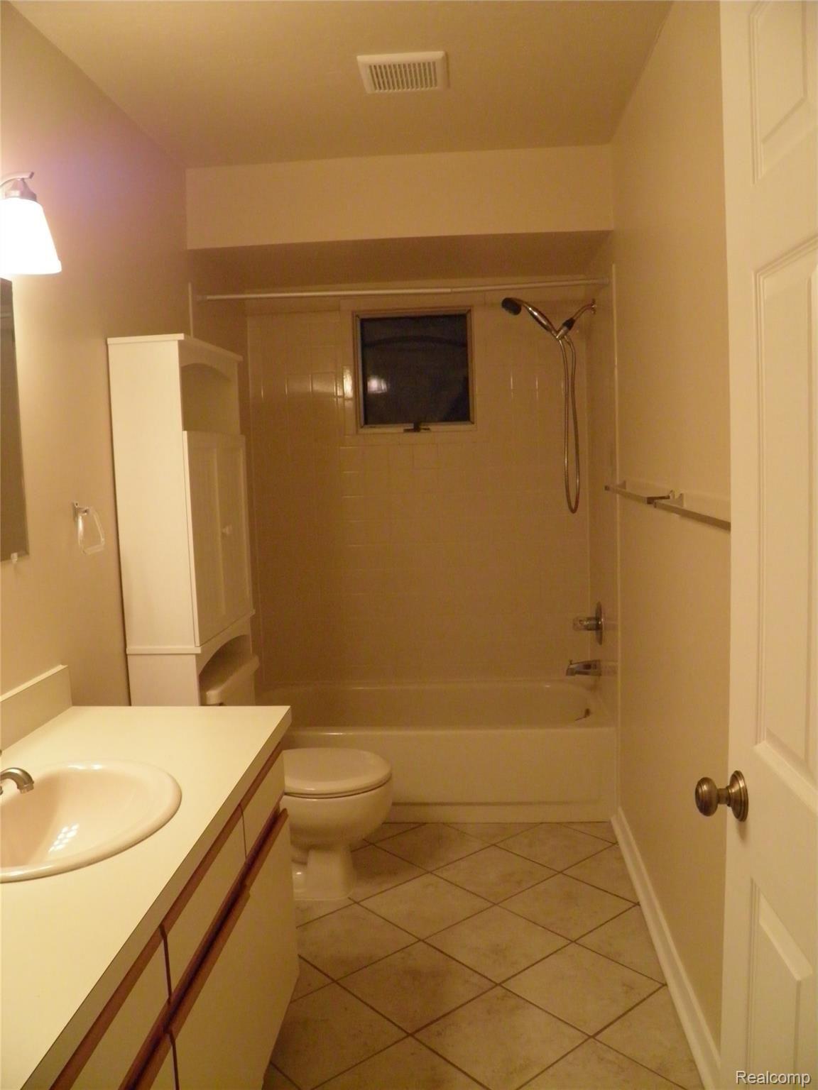 2191 North Milford Road Highland, MI 48357 - Photo 16 of 35 JLJM16.JPG