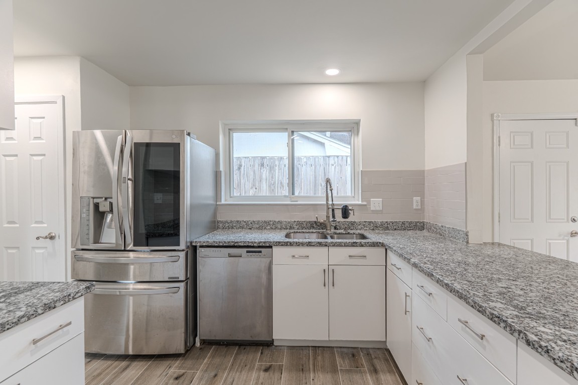 5819 Sunnygate Drive Spring, TX 77373 - Photo 9 of 26 a kitchen with a sink stove and refrigerator