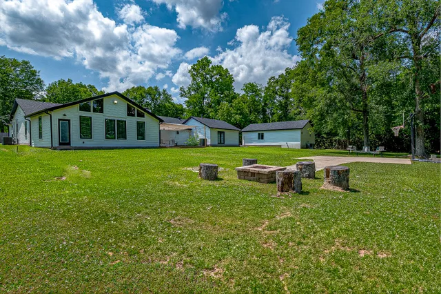 a view of a house with a yard