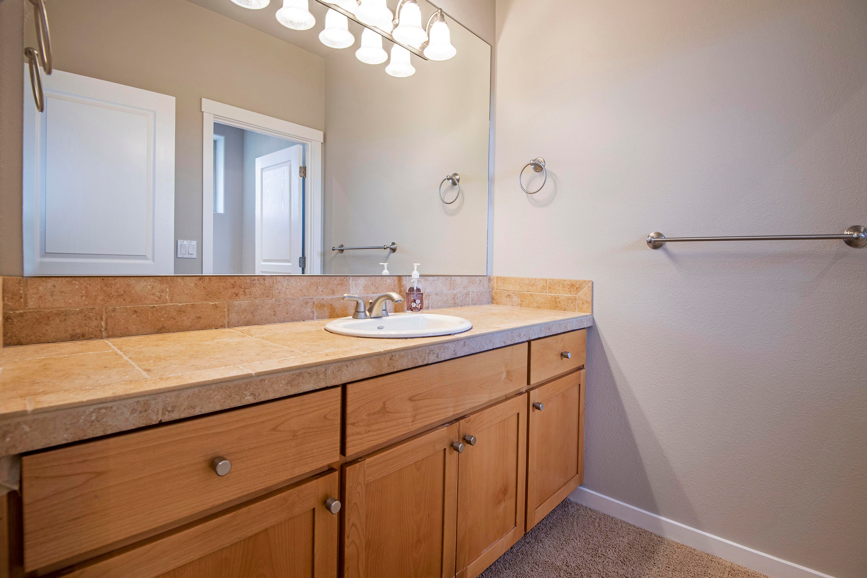 1403 Highland View Loop Redmond, OR 97756 - Photo 14 of 23 bathupstairs