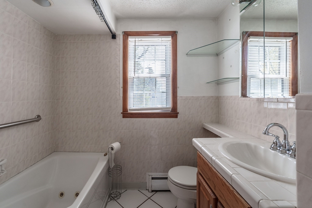 127 Cheyenne Road Springfield, MA 01109 - Photo 22 of 42 a bathroom with a sink a toilet and a bathtub