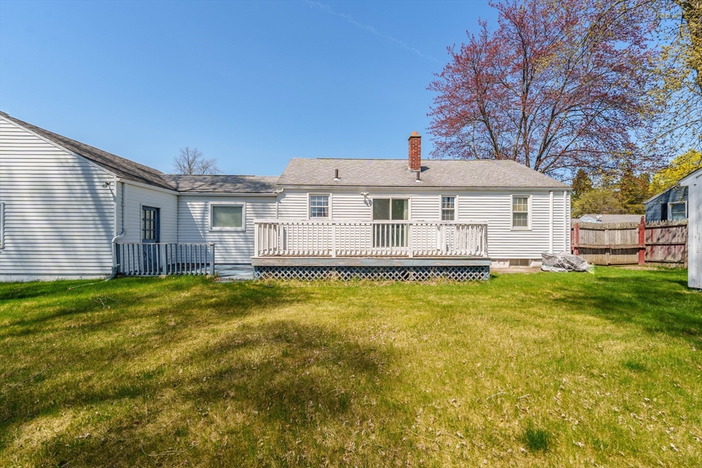 127 Cheyenne Road Springfield, MA 01109 - Photo 41 of 42 a view of a house with a swimming pool