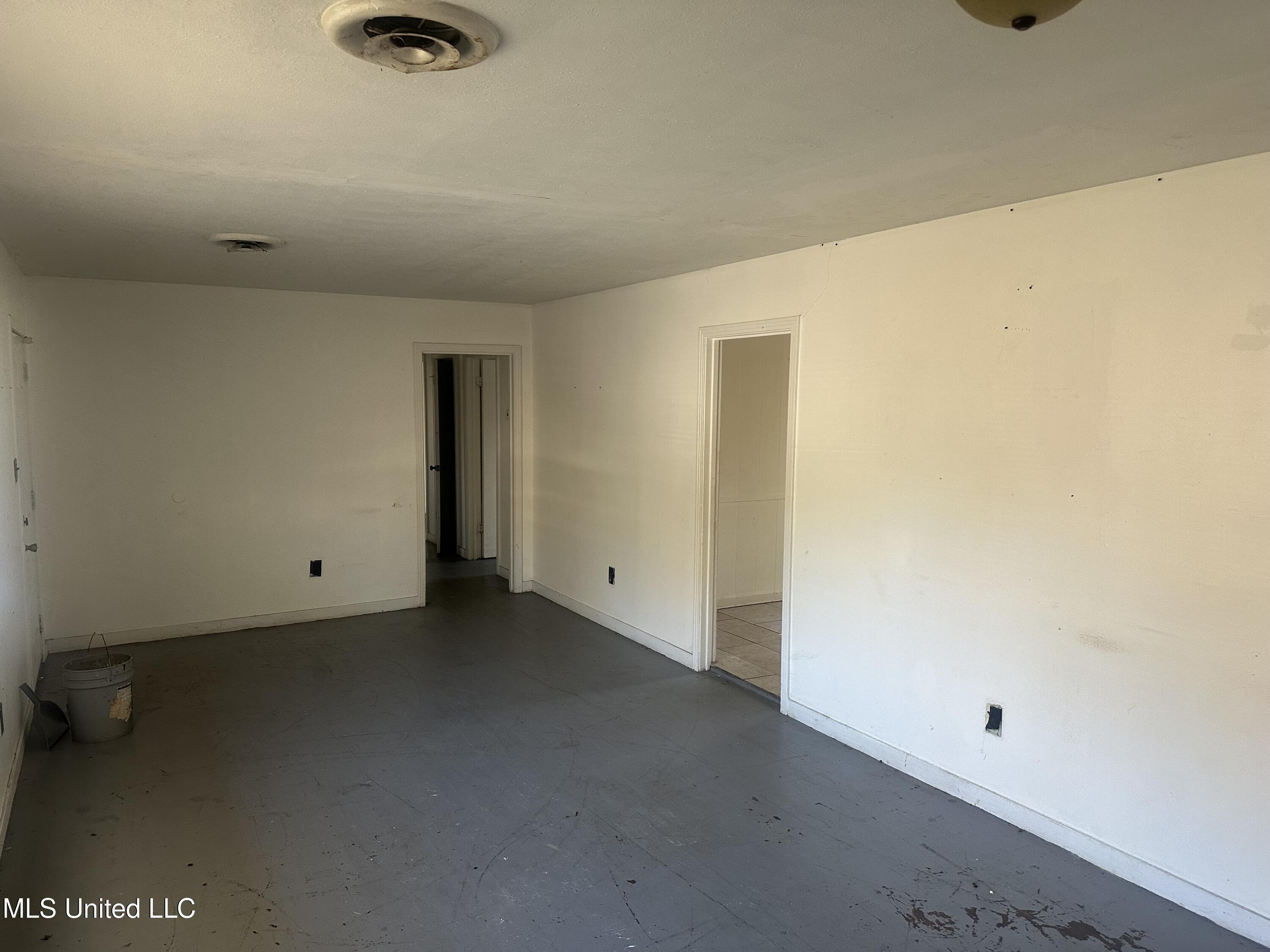 2451 Coronet Place Jackson, MS 39204 - Photo 11 of 11 Living