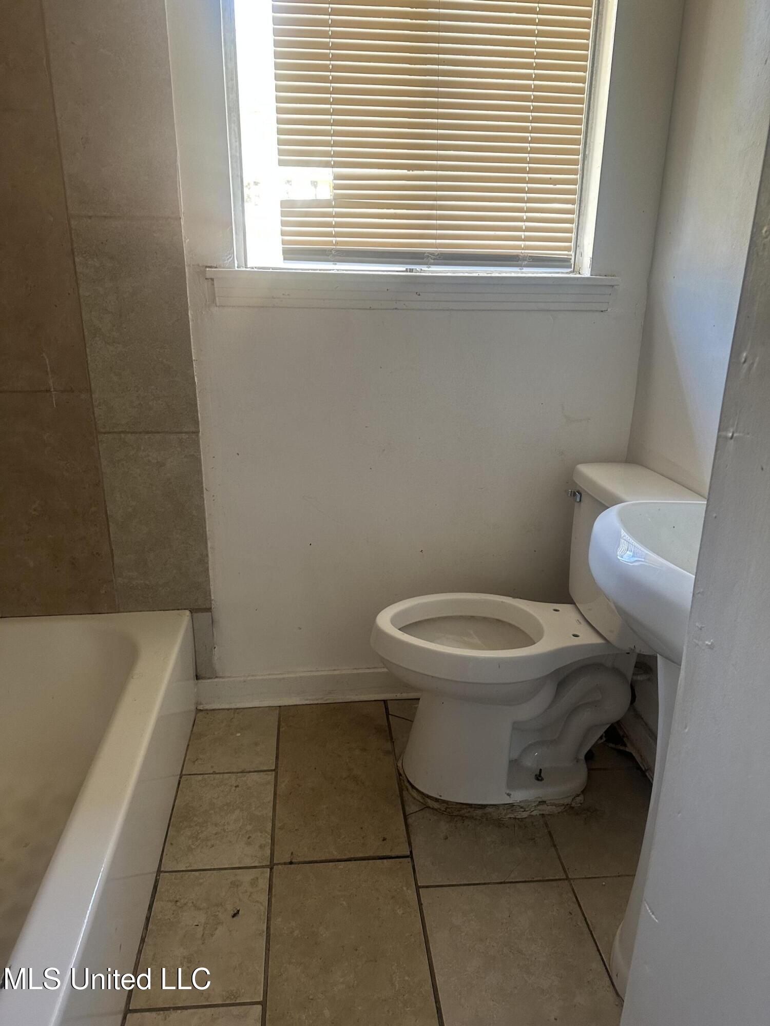 2451 Coronet Place Jackson, MS 39204 - Photo 4 of 11 IMG_0158