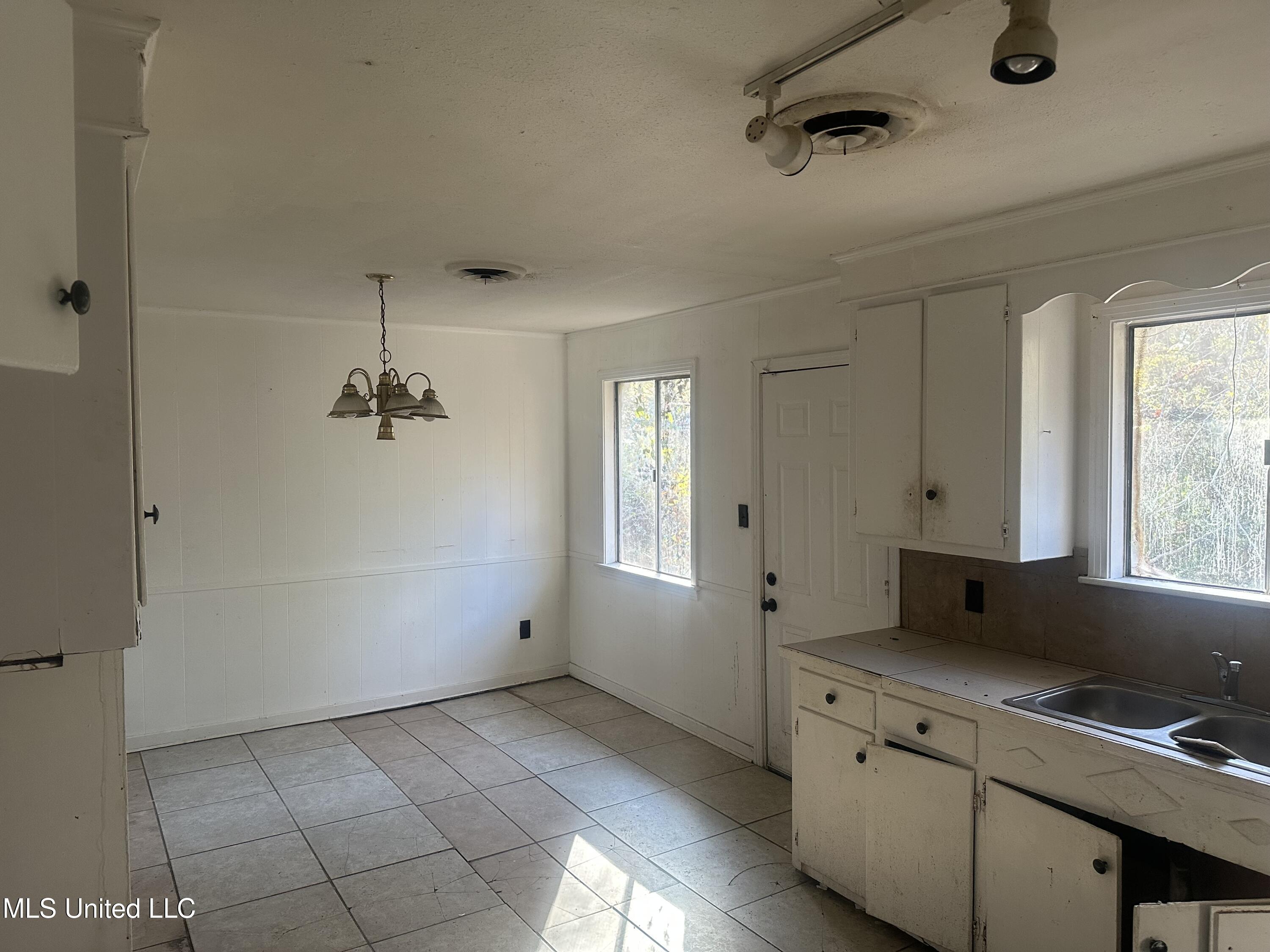 2451 Coronet Place Jackson, MS 39204 - Photo 10 of 11 Kitchen