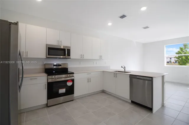 $3,200 | 2729 Southeast 25th Avenue, Homestead, FL 33035