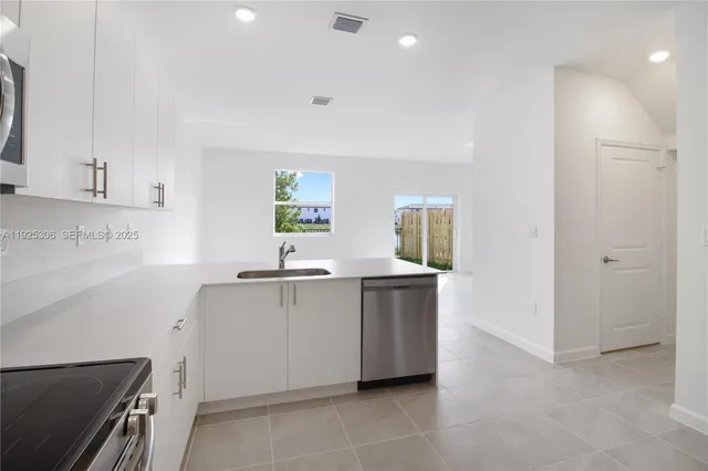 $3,200 | 2729 Southeast 25th Avenue, Homestead, FL 33035