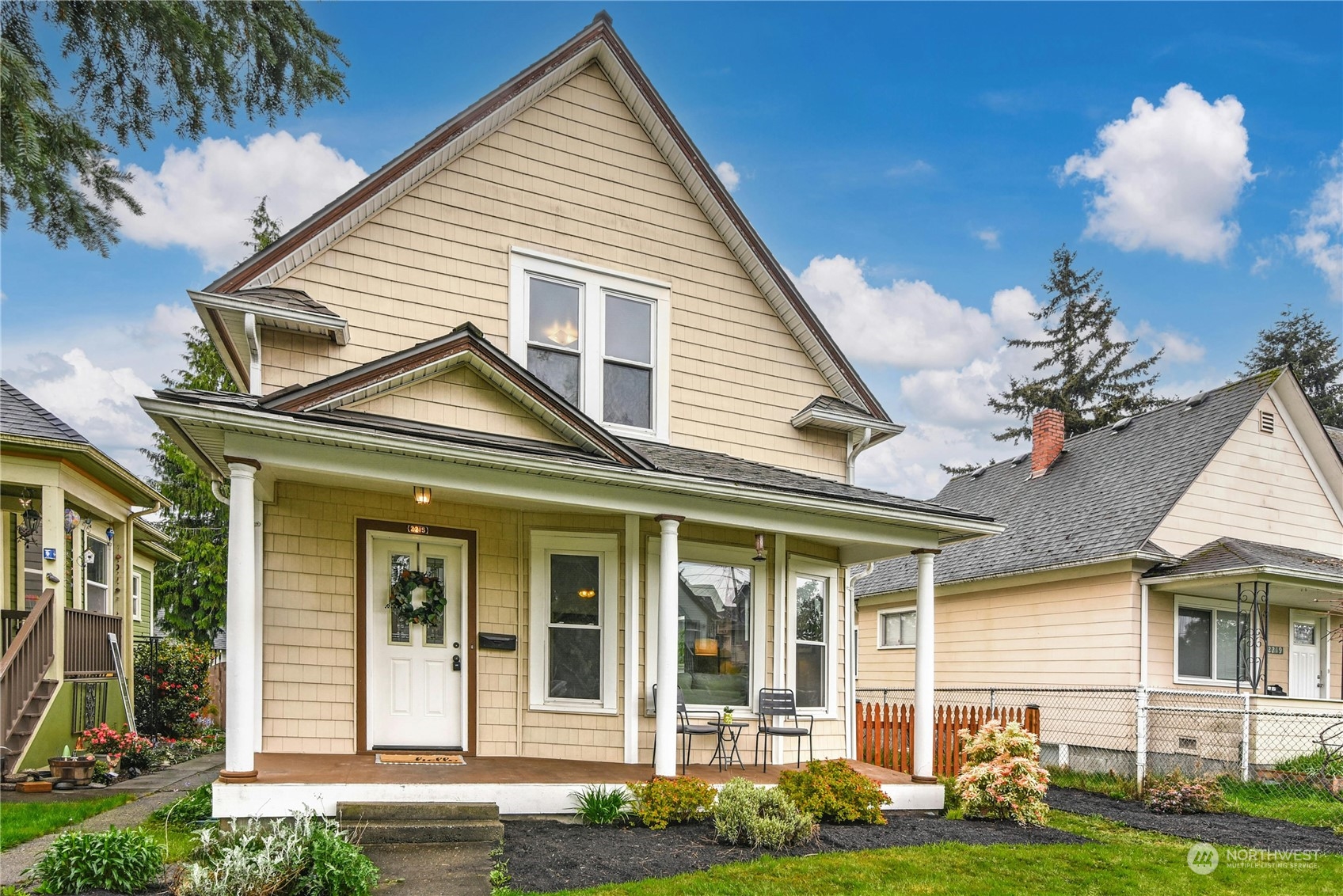 2215 Rockefeller Avenue Everett, WA 98201 - Photo 1 of 28 front view of a house