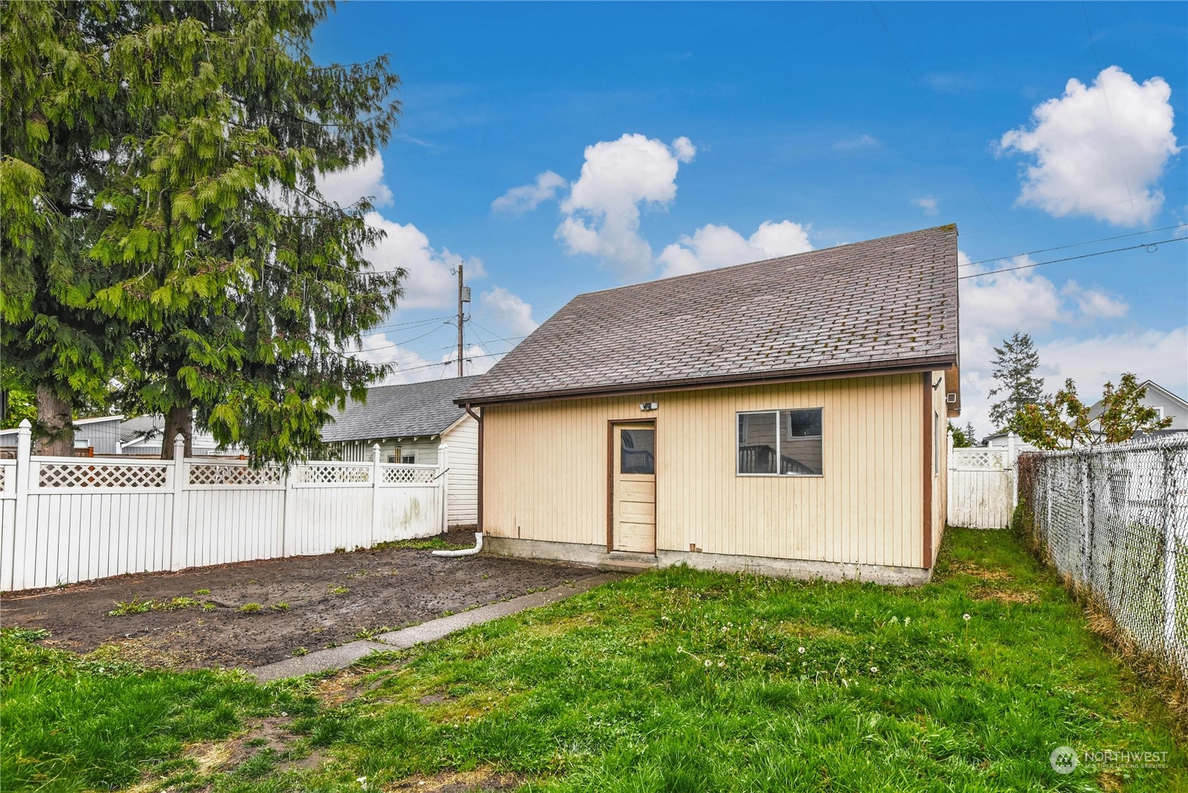 2215 Rockefeller Avenue Everett, WA 98201 - Photo 19 of 28 a front view of house with yard