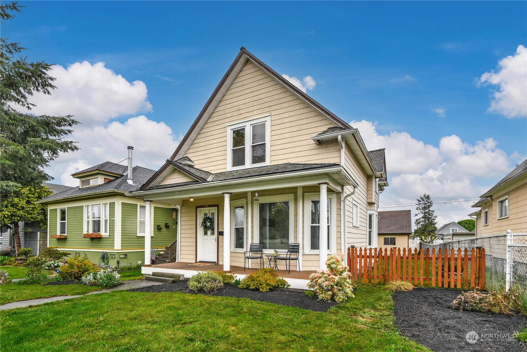 2215 Rockefeller Avenue Everett, WA 98201 - Photo 22 of 28 front view of a house with a yard