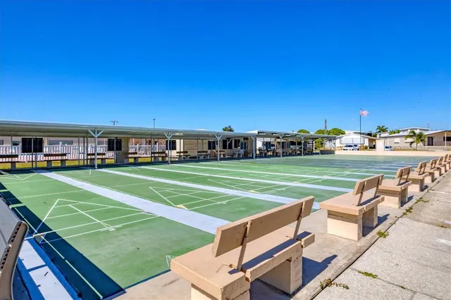 a view of a big room with a big yard