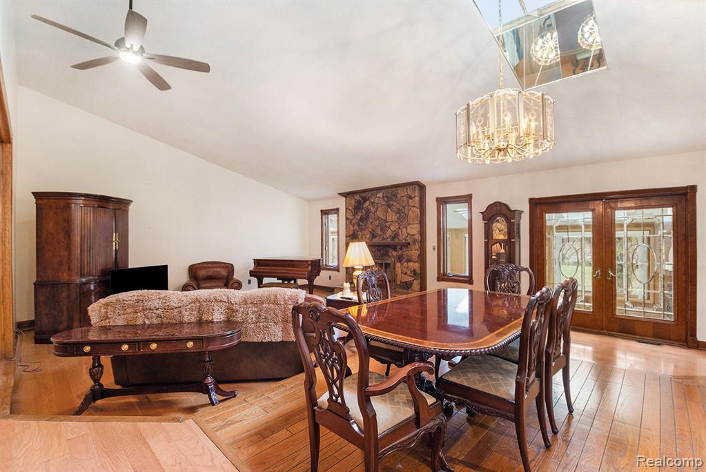 26032 Steele Road Farmington Hills, MI 48331 - Photo 5 of 38