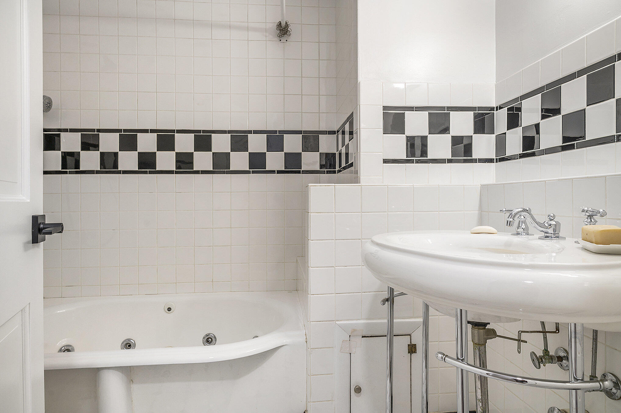 9307 Walnut Drive Munster, IN 46321 - Photo 17 of 26 a bathroom with a bathtub and a sink