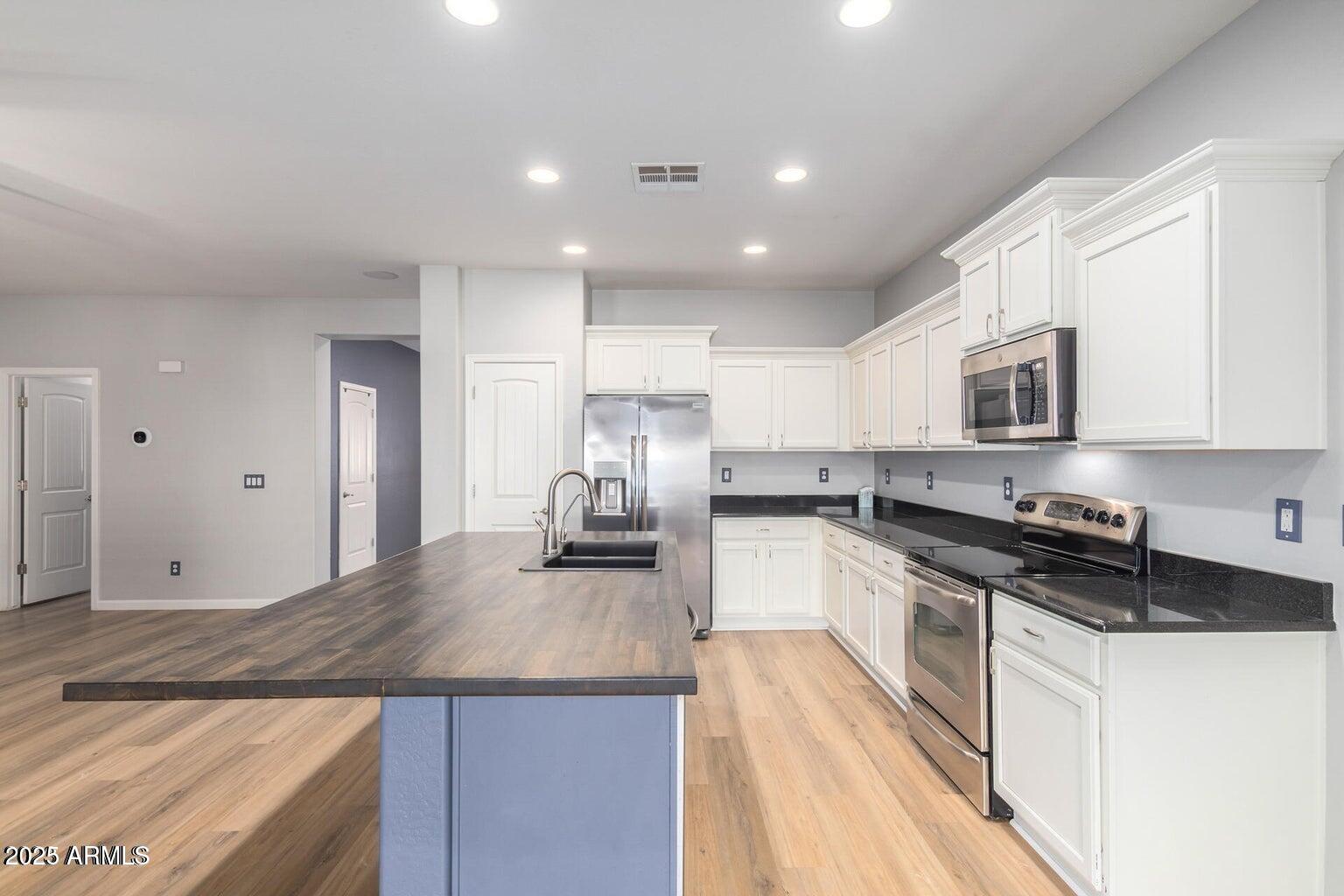 4674 South Twinleaf Drive Gilbert, AZ 85297 - Photo 4 of 18 a kitchen with a sink stove and refrigerator