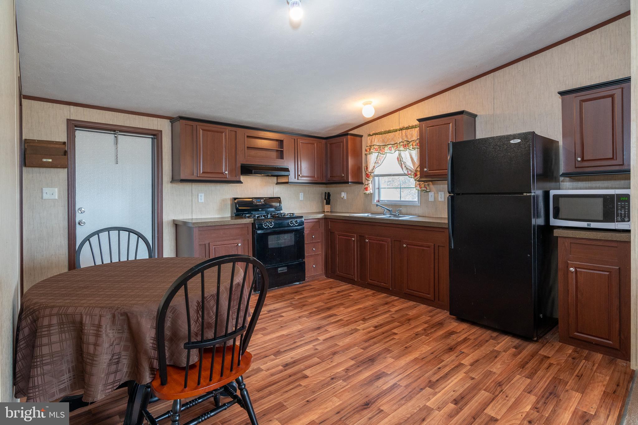 1843 Meadow View Road Manheim, PA 17545 - Photo 14 of 34 Spacious kitchen