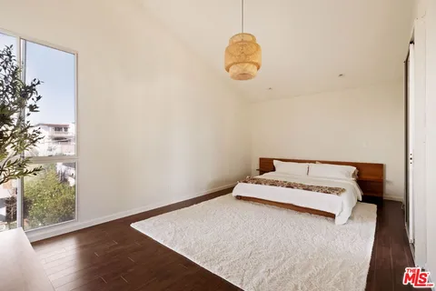 $875,000 | 725 South Barrington Avenue, Unit 301, Los Angeles, CA 90049