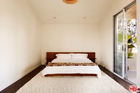 $875,000 | 725 South Barrington Avenue, Unit 301, Los Angeles, CA 90049