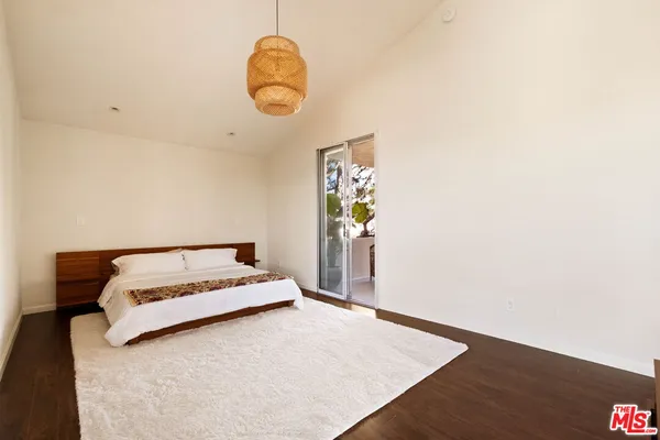 $875,000 | 725 South Barrington Avenue, Unit 301, Los Angeles, CA 90049