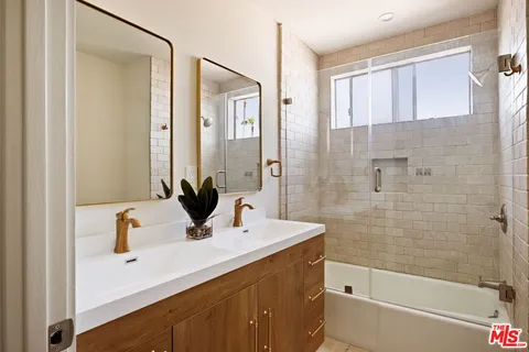 $875,000 | 725 South Barrington Avenue, Unit 301, Los Angeles, CA 90049