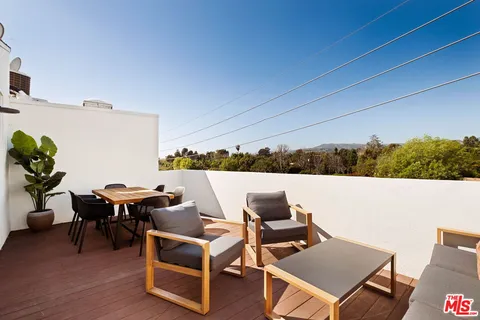 $875,000 | 725 South Barrington Avenue, Unit 301, Los Angeles, CA 90049