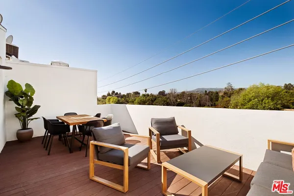$875,000 | 725 South Barrington Avenue, Unit 301, Los Angeles, CA 90049
