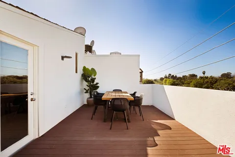 $875,000 | 725 South Barrington Avenue, Unit 301, Los Angeles, CA 90049