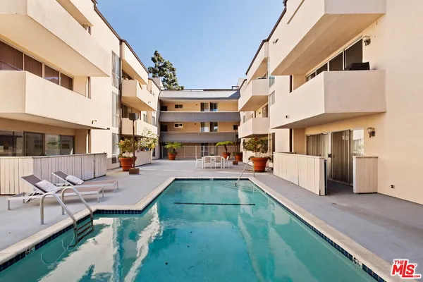 $875,000 | 725 South Barrington Avenue, Unit 301, Los Angeles, CA 90049