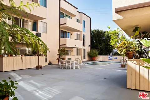 $875,000 | 725 South Barrington Avenue, Unit 301, Los Angeles, CA 90049