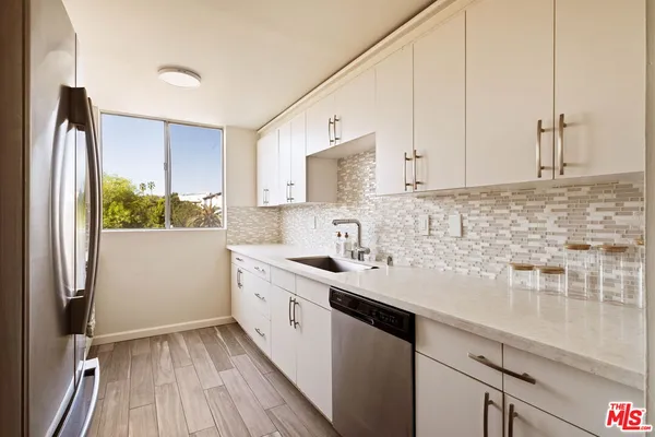 $875,000 | 725 South Barrington Avenue, Unit 301, Los Angeles, CA 90049