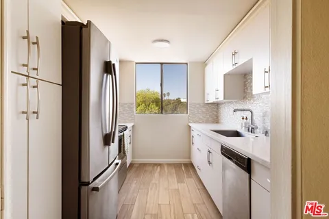 $875,000 | 725 South Barrington Avenue, Unit 301, Los Angeles, CA 90049