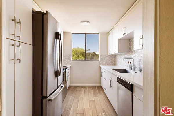 $875,000 | 725 South Barrington Avenue, Unit 301, Los Angeles, CA 90049