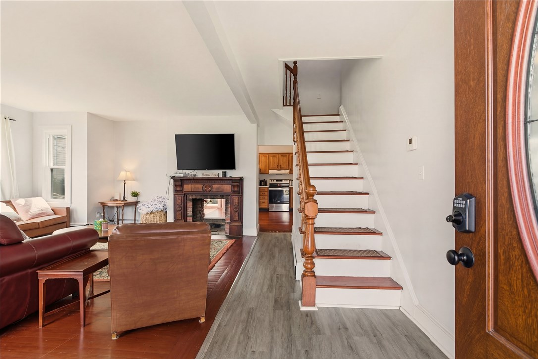 22 Summer Street Newport, RI 02840 - Photo 2 of 31