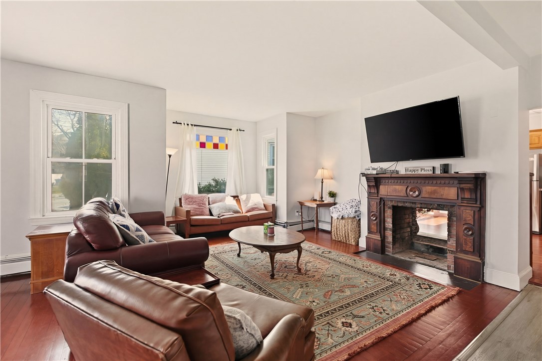 22 Summer Street Newport, RI 02840 - Photo 4 of 31