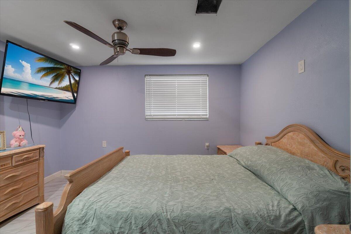 430 80th Street Marathon, FL 33050 - Photo 18 of 44 a bedroom with a bed and a painting on the wall