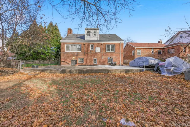 a front view of house with yard