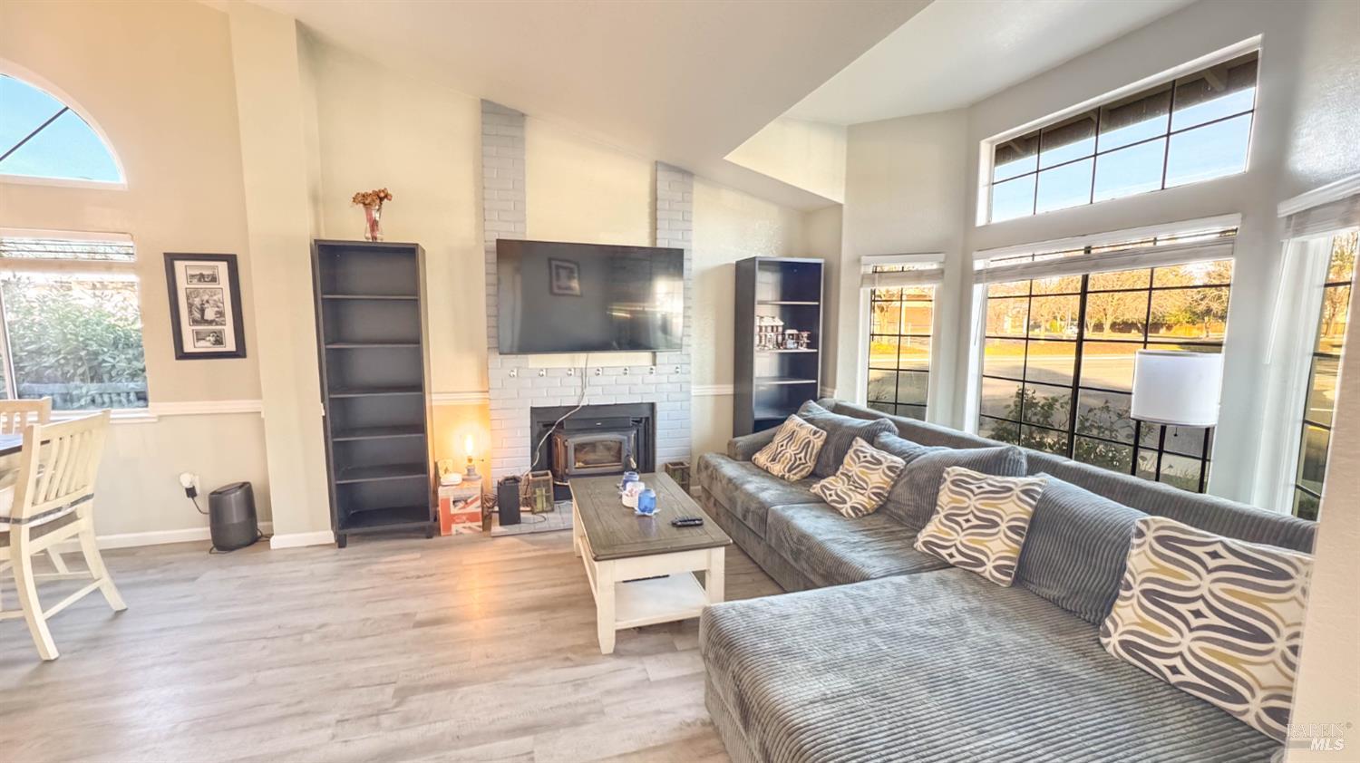 265 Ahern Lane Dixon, CA 95620 - Photo 2 of 20 Livingroom