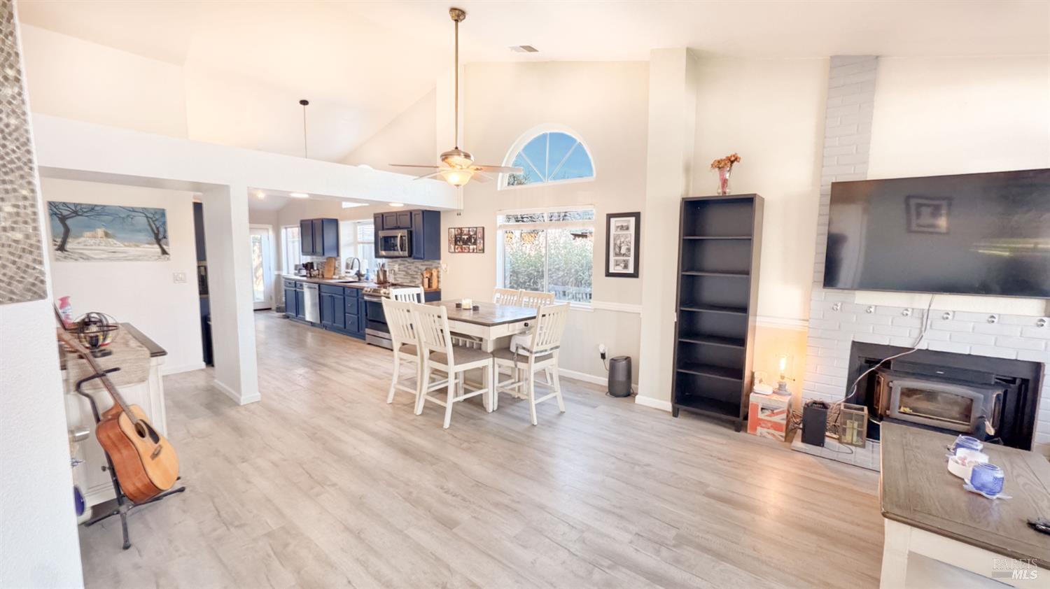 265 Ahern Lane Dixon, CA 95620 - Photo 3 of 20 Livingroom, Dining room