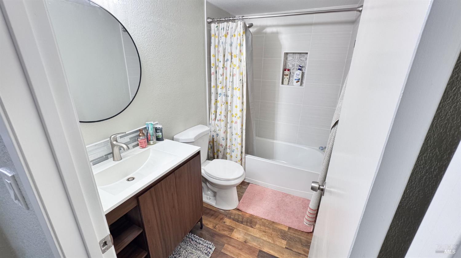 265 Ahern Lane Dixon, CA 95620 - Photo 7 of 20 Hall Bathroom