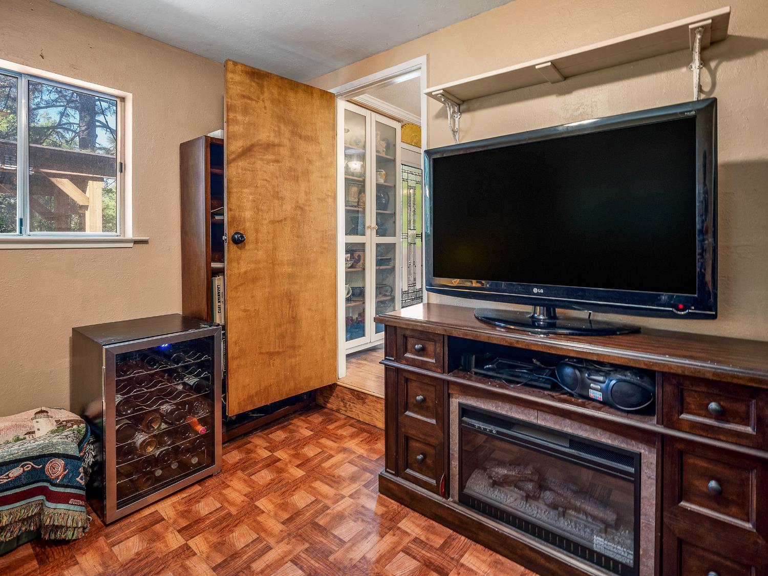 6800 Diablo View Trail Placerville, CA 95667 - Photo 33 of 33 a living room with furniture and a flat screen tv
