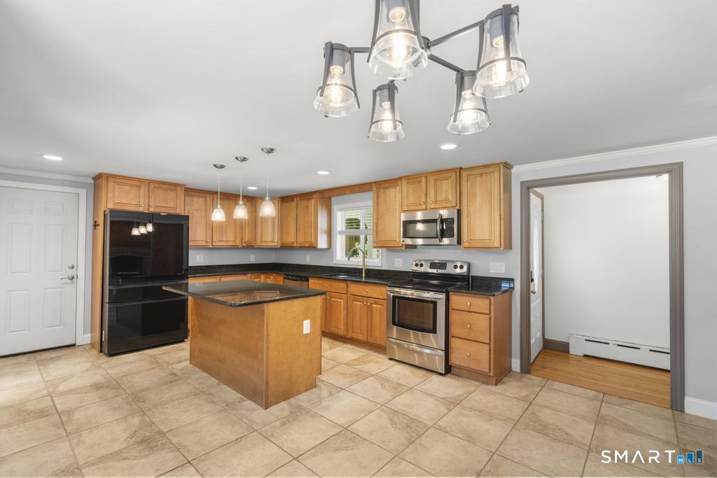 43 East Village Road Shelton, CT 06484 - Photo 4 of 40