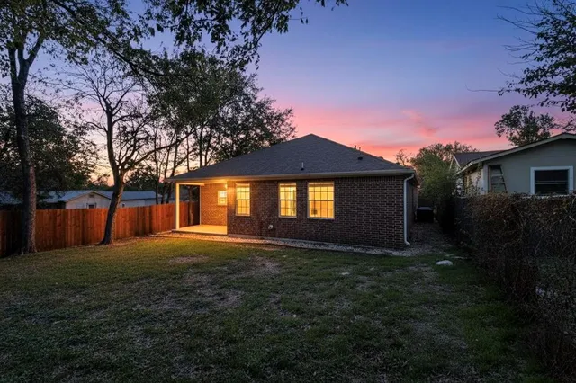 a view of a house with a yard