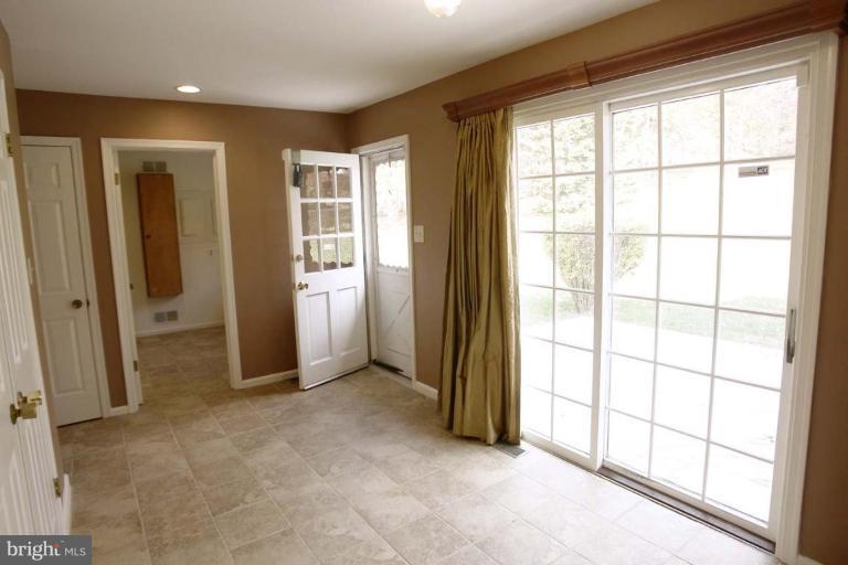 21815 Woodfield Road Gaithersburg, MD 20882 - Photo 11 of 29 Breakfast room has sliding door to the patio!