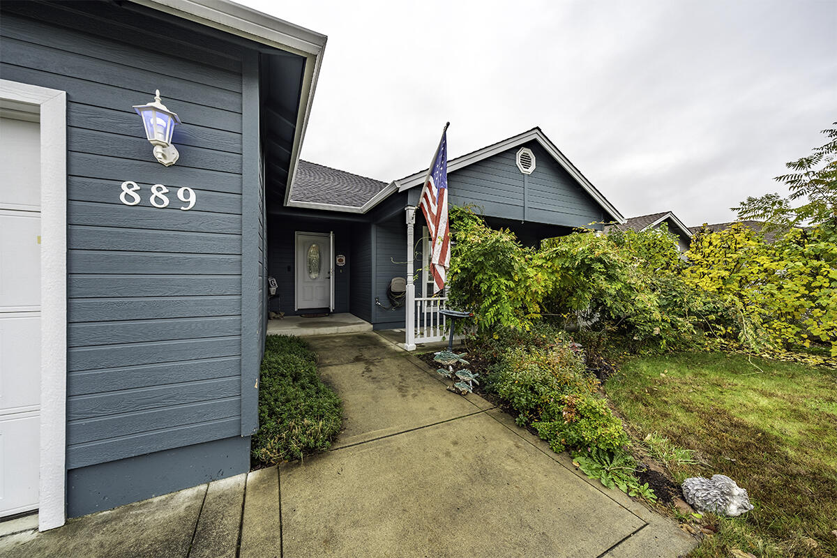 889 Win Way Eagle Point, OR 97524 - Photo 4 of 27 DSC01686