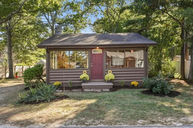 a view of a house with a yard