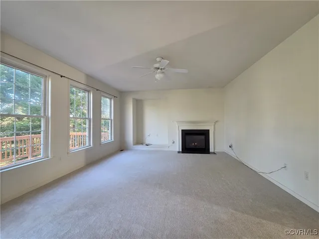 a view of empty room with window
