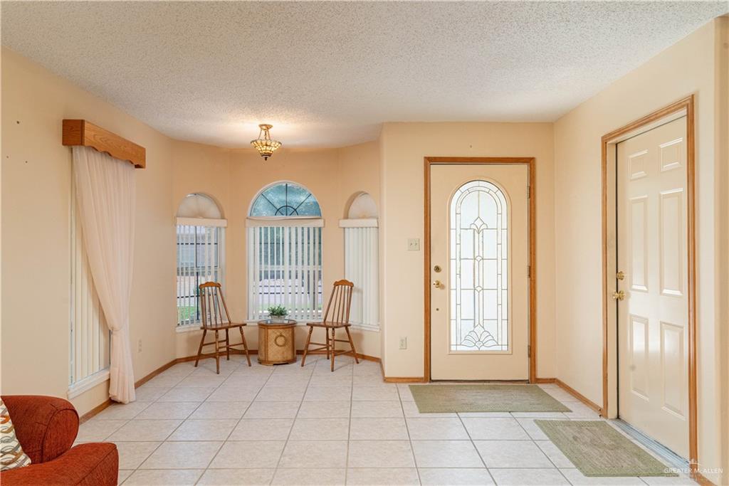 1717 Sun Street Mission, TX 78572 - Photo 4 of 19 a view of a livingroom with furniture and window