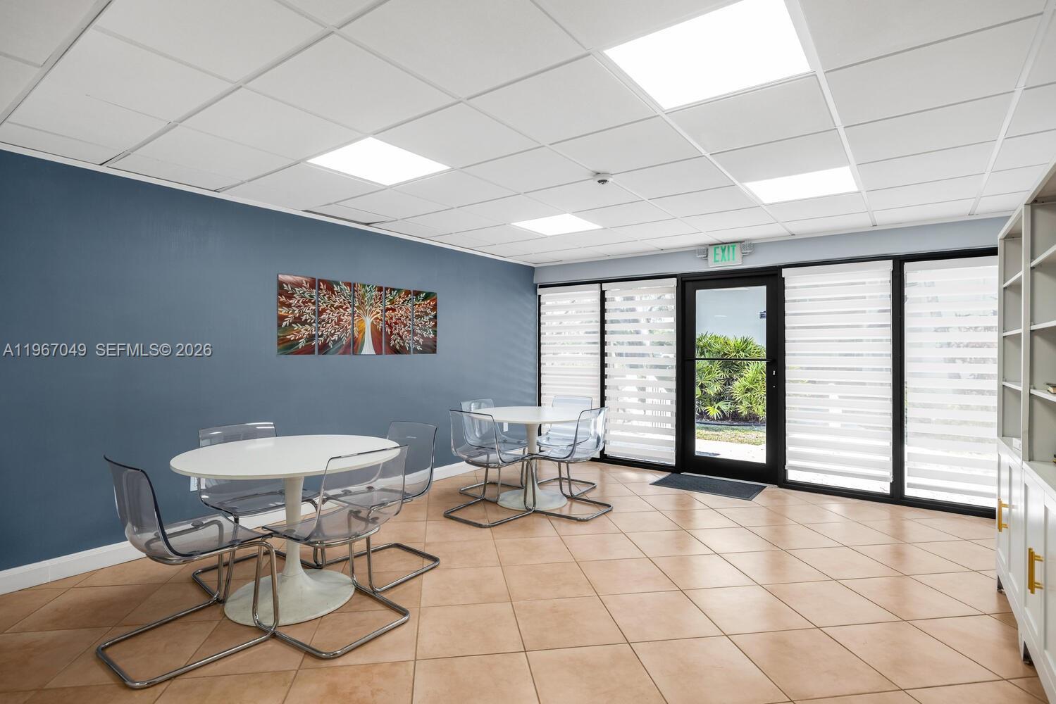 7785 Southwest 86th Street, Unit E119 Miami, FL 33143 - Photo 31 of 33 a living room with a large window