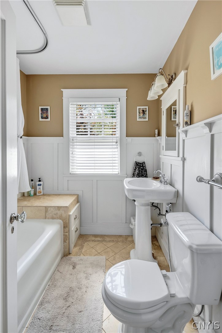 111 Circle Road Syracuse, NY 13210 - Photo 24 of 43 Second floor full bathroom