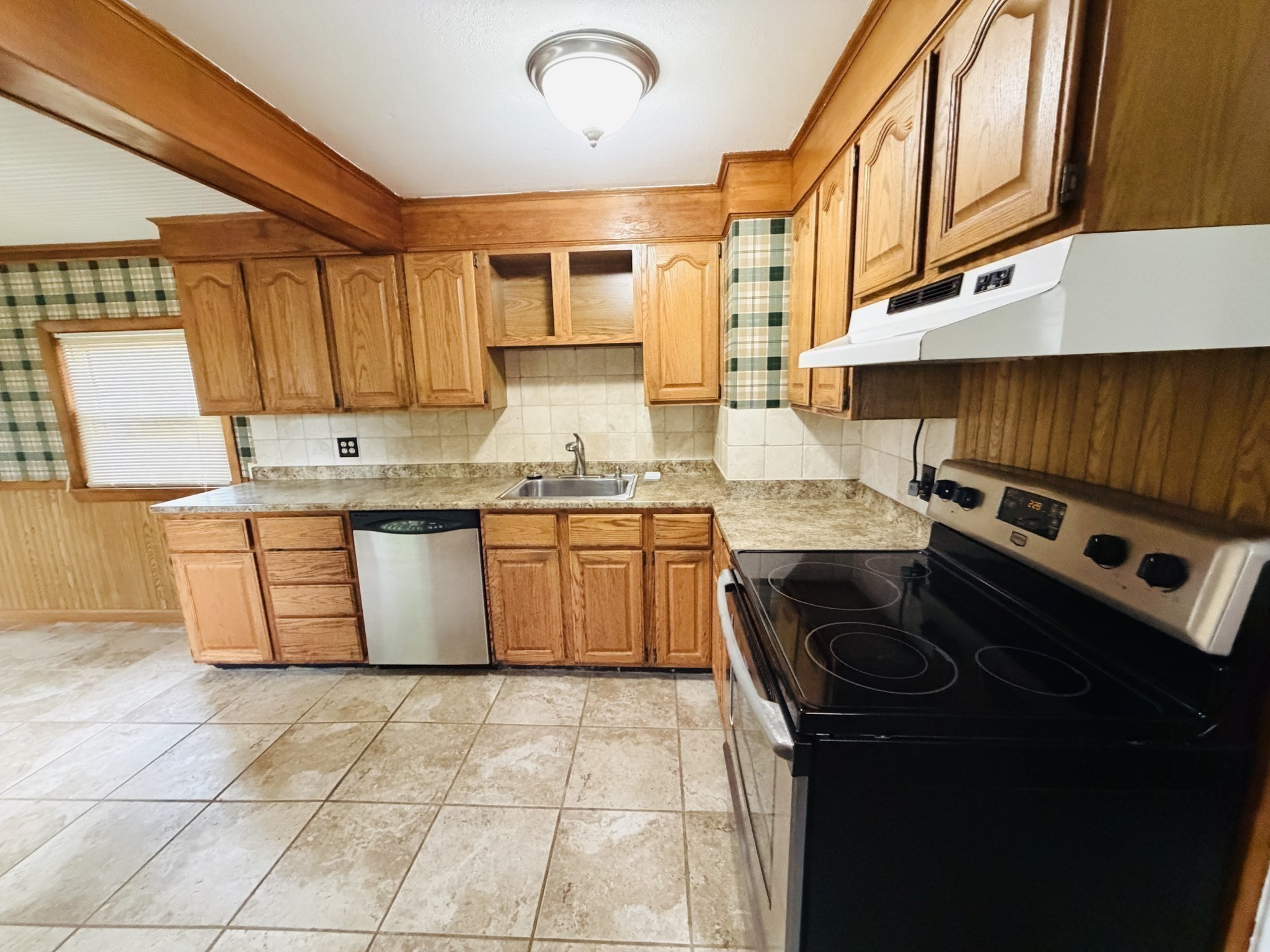 433 Gifford Street Springfield, MA 01118 - Photo 10 of 21 Gallery Image 10